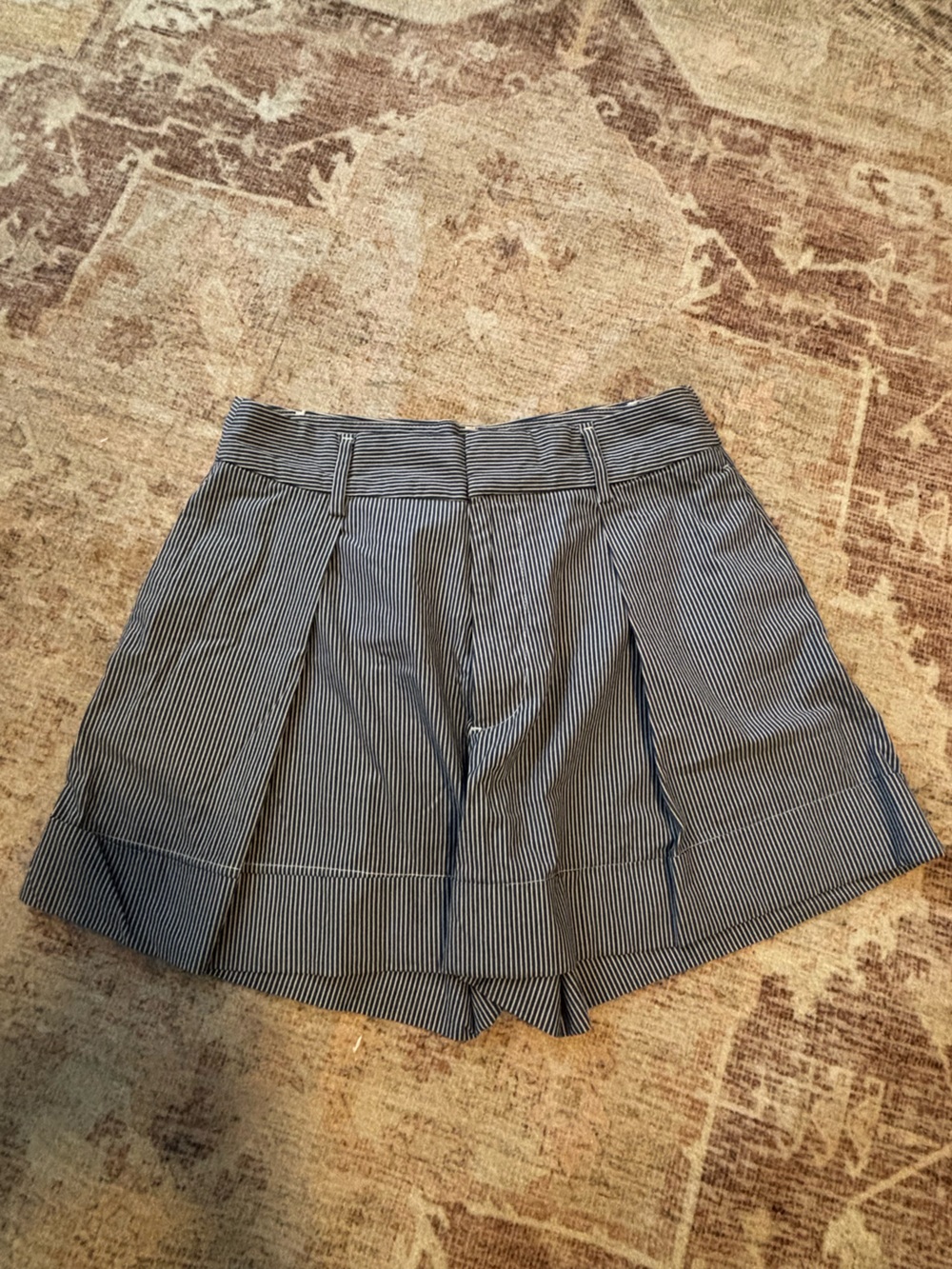 Banana Republic Women’s Striped High-Waist Women’s tapered Shorts - Navy & White